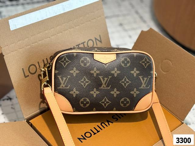 配折叠盒子 Lv相机包，很酷的Lv男包来喽“斜挎包男相机包，十分时尚且年轻。斜挎也不显大当收纳空间真心不错，拿取东西时十分方便当肩带可以自由调节长度，任何身高都