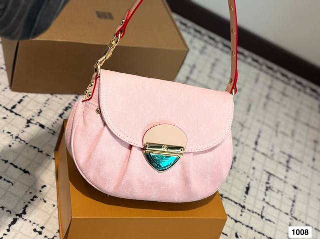 牛仔 配礼盒 怎么办 这次被Lv牛仔系列拿捏了 Lv牛仔元宝腋下包Sunset手袋 第一眼看上去好眼熟这不是Vintage款嘛买到手才发现比中古来的精致一些 肩