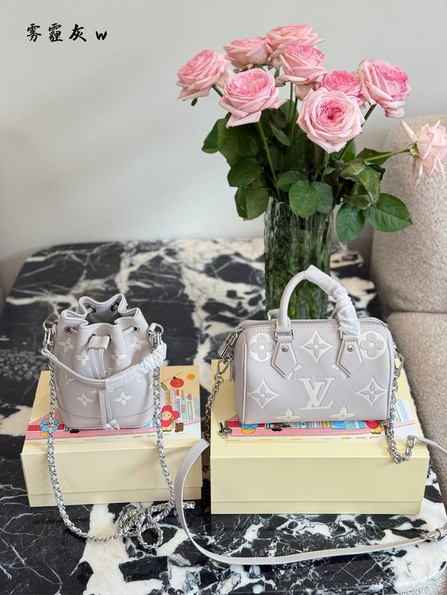 小桶 枕头 众多明星和时尚博主都钟爱Lv包包 Lv包包以其经典老花图案闻名，无论潮流如何变化，始终是时尚界的宠儿。 -“每一款Lv包包都承载着百年品牌的经典传承