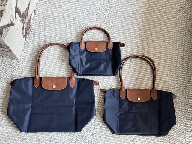 无盒 大中小同价 Size ：22*23*14Cm 小 26*27*16Cm 中 30*31*19Cm 大 Longchamp珑骧I尼龙饺子包 黑棕经典色 这个