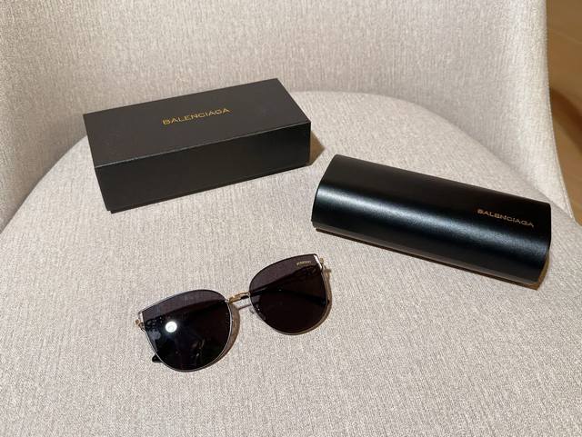 全套礼盒 巴宝莉墨镜系列 墨镜 新款高清偏光墨镜，款式新，镜面工艺独特，原版进口原材料，独特精细镜腿，质感超好！ 猫眼框设计有调性，且修饰颧骨