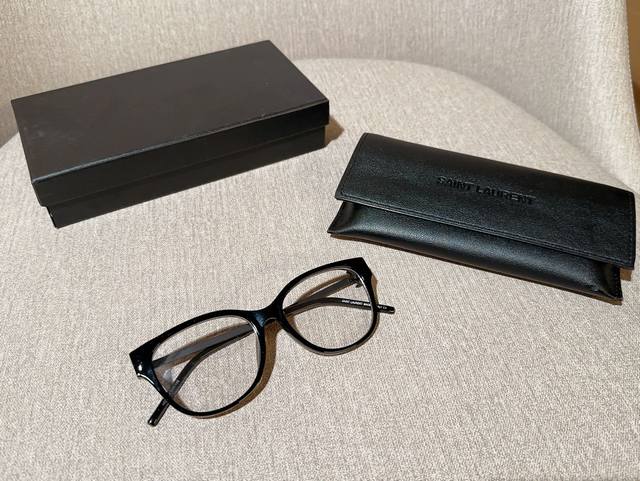 全套礼盒 Ysl 圣罗兰墨镜系列 Ysl素颜镜M4 墨镜对版1:1复刻，高品质级别！镜身整体为进口pc材质，耐用有韧性！镜片为进口Ac材质，清晰度高且具备防紫外
