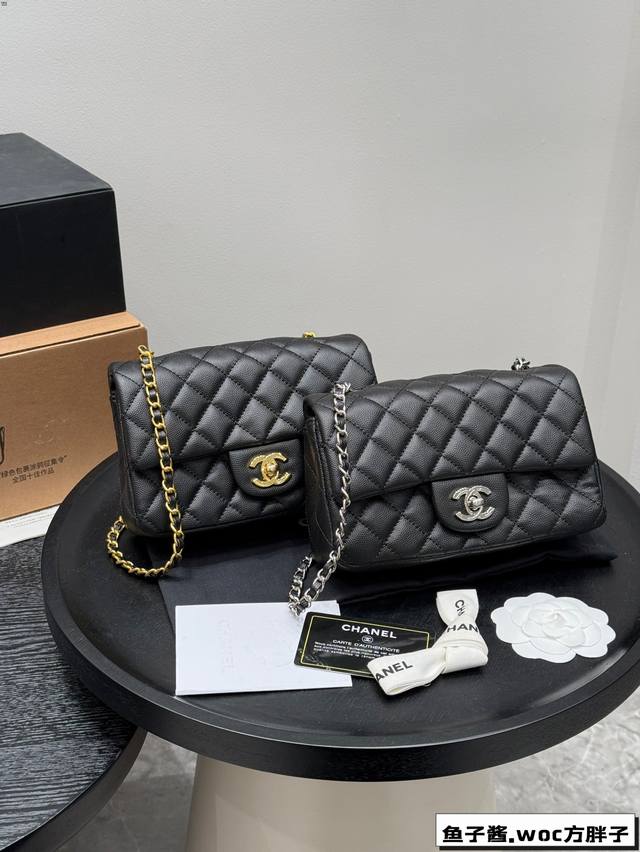 鱼子酱纹 折叠礼盒 尺寸 20.11 Cm 香奈儿 Chanel Cf 链条方胖子Woc 看上去高级神秘又带着酷劲。堪称出街神器，低调不张扬，上身也可以辣~ 简