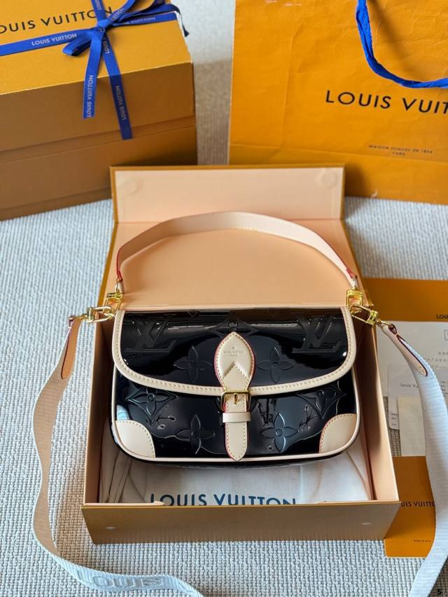 漆皮 天呐Lv法棍包穿搭也太好看了吧 无滤镜的上身实拍先 自从Speedy20开始就种草了这个系列然后又特别喜欢 双肩带的配置让复古的气质中又带着时尚感搭配起来