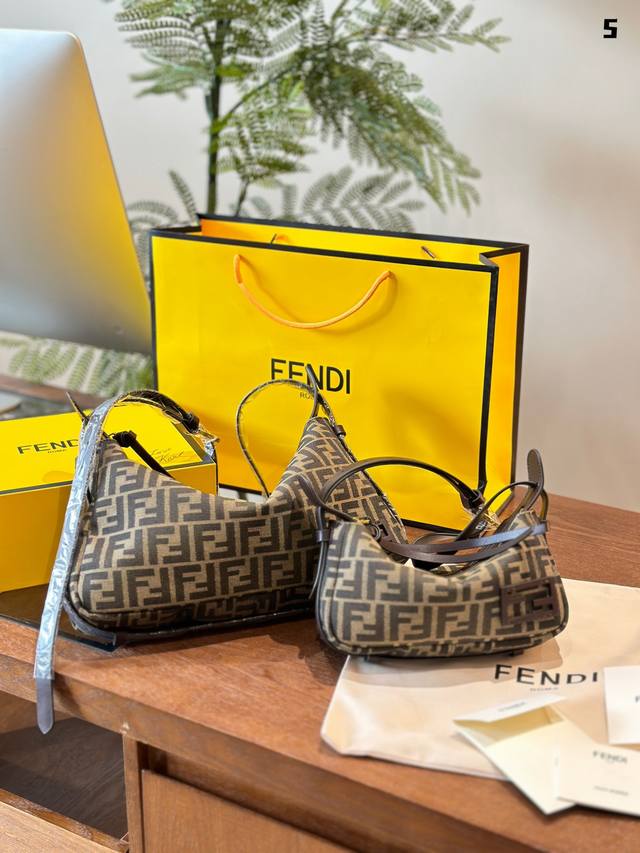 哇~芬迪最新包款出来了A Simply Fendi包 小欧为大家开箱啦色 有两段长度可调 可以有两个背法腋下 斜挎 自重很轻而且很百搭 容量也是妥妥的，日常通行