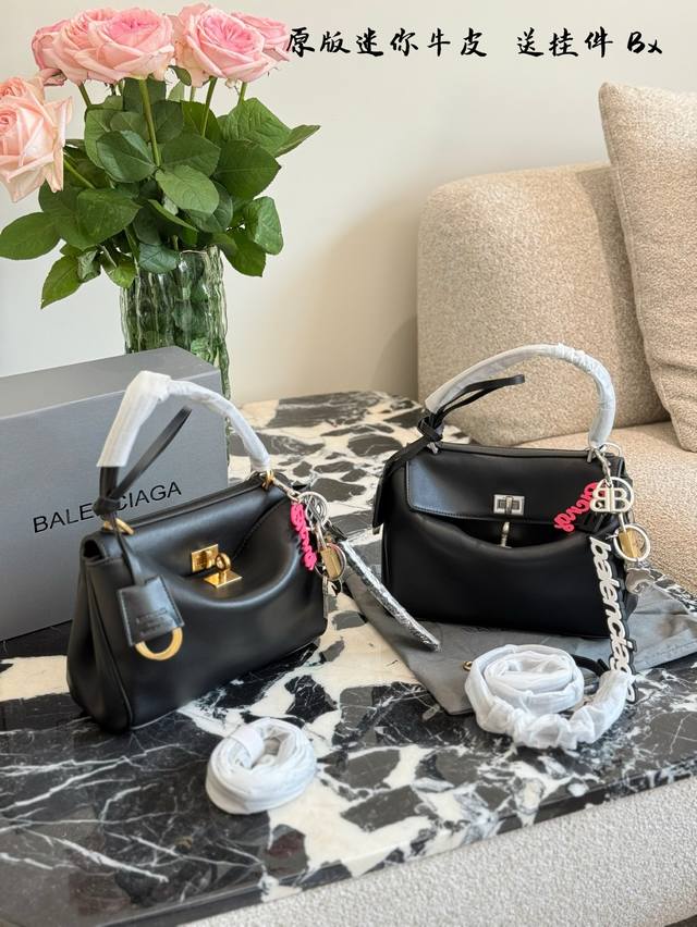 牛皮迷你 送挂件 这款巴黎世家Rodeo包包一共分四个尺寸，我入手的国产的Rodeo包包已经到手一周了基本上都在背，这款包包实用性和颜值并存 我自己选的小号尺寸