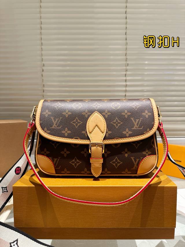 原单钢扣 Lv法棍包穿搭也太好看了吧 无滤镜的上身实拍先 自从Speedy20开始就种草了这个系列然后又特别喜欢 双肩带的配置让复古的气质中又带着时尚感搭配起来