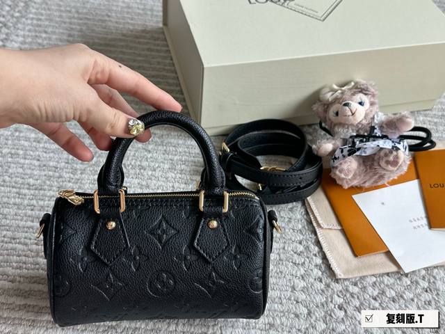 配盒 Size：16*10Cm 迷你 L家 Speedy Nano 一起感受Nano的快乐~ 拎一个小包包真的爱了爱了~ 搜索：Lv Nano