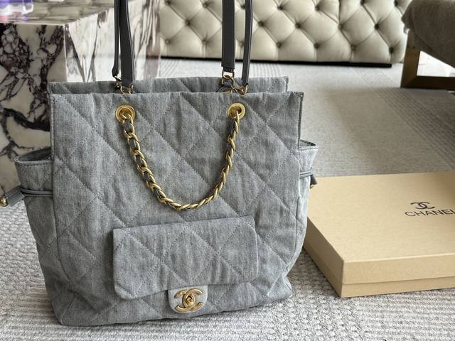 原版布 小香Chanel 丹宁牛仔刺绣购物袋出货，超级柔软，亲肤感特别好！内里采用同质量牛仔布料！超级好物，等你来背！尺寸 43 33Cm 配盒子
