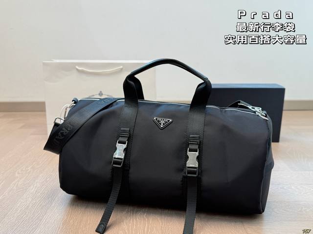 prada普拉达最新行李袋 旅行包 这个系列将是prada接下来一整季的主打款式。prada 手袋的曲线型设计十分醒目,时尚百搭!也很轻便哦!尺寸48 24 prada普拉达最新行李袋 旅行包 这个系列将是prada接下来一整季的主打款式。prada 手袋的曲线型设计十分醒目,时尚百搭!也很轻便哦!尺寸48 24