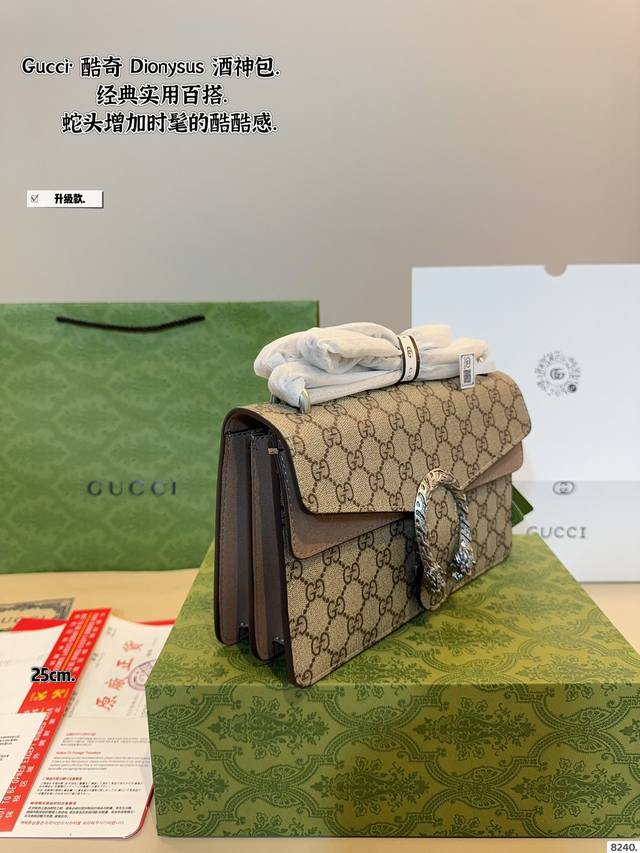 配礼盒 Gucci 古奇新款 酒神链条包名字来源于古希腊罗马神话中的酒神 虽为手袋界的新秀 但即使是在It Bag层出不穷的今天 经典包款里也有它一席之地 销量