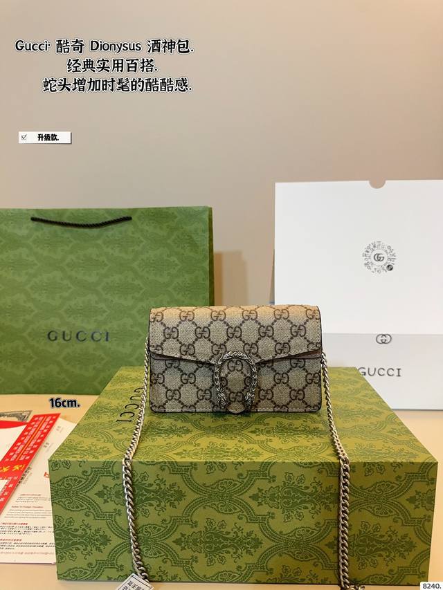 配礼盒 Gucci 古奇新款 酒神链条包名字来源于古希腊罗马神话中的酒神 虽为手袋界的新秀 但即使是在It Bag层出不穷的今天 经典包款里也有它一席之地 销量
