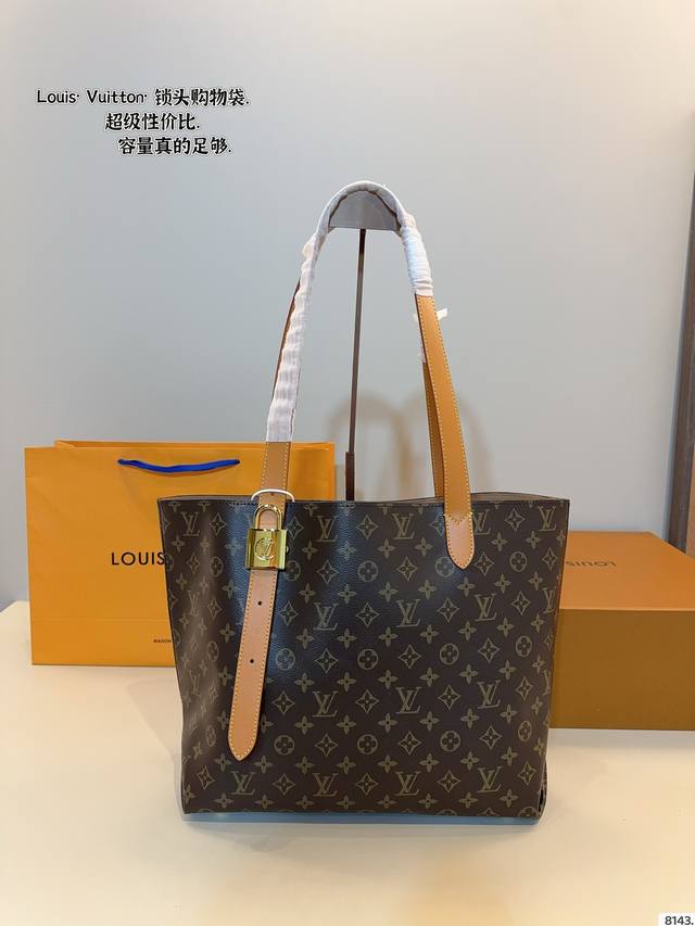 Lv路易威登 中古 锁头购物袋 超级舒适又好看 真的很好背 搭配什么风格都可 爆款到不能更爆的包专柜原版面料 非常高级 搭配原版Lv专属里衬 尺寸:34*11* Lv路易威登 中古 锁头购物袋 超级舒适又好看 真的很好背 搭配什么风格都可 爆款到不能更爆的包专柜原版面料 非常高级 搭配原版Lv专属里衬 尺寸:34*11*