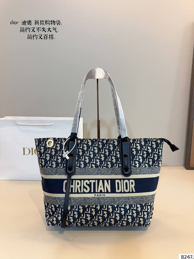 Dior 迪奥 购物袋 轻松演绎复古时髦 包型挺阔,简约而不简单不需要过多的装饰,日常搭配西装和T恤,就能将高级感体现的淋漓尽致!尺寸:34*9*26Cm Dior 迪奥 购物袋 轻松演绎复古时髦 包型挺阔,简约而不简单不需要过多的装饰,日常搭配西装和T恤,就能将高级感体现的淋漓尽致!尺寸:34*9*26Cm