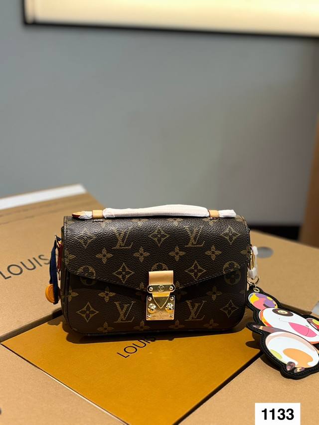 Lv 邮差小号链条包 配挂件 热乎乎刚出炉的邮差新款 邮 差作为Lv经典款,真的很受大家的欢迎，冬天背超有韩剧女主的感觉可是大大的尺寸对于小个子女生真的不是很友
