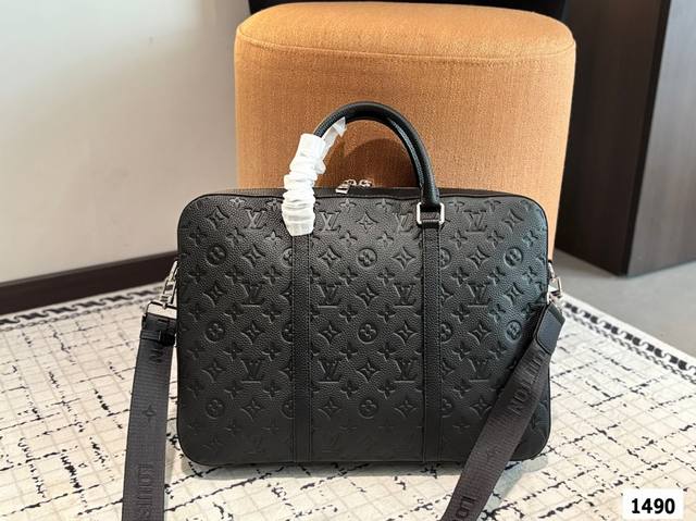 纯皮Lv 最新款男士公文包 实用性强 细节做工精致 高端大气上档次 休闲大方 尺寸：39 29