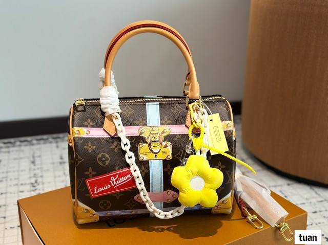 配折叠盒子 Lv彩绘枕头包 春夏秀款系列，这次Lv的款太可了，男女都可以背的款 ，酷酷帅帅可可爱爱～尺寸：26 19