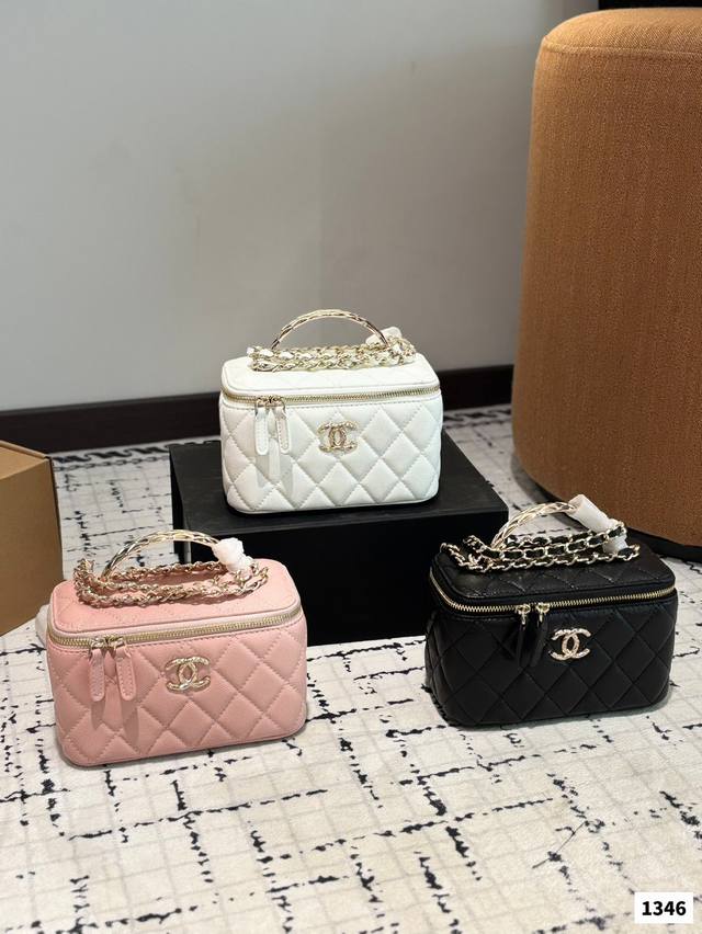 配折叠盒子 香奈儿化妆包 我觉得吧，每个爱化妆的妹子都应该有个化妆包， 出门拿上就可以走， 里面装上我们最常用的化妆品， 再也没有出门忘带口红的烦恼啦。 尺寸：