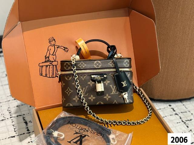 配飞机盒折叠盒子 这一季的化妆包颇受时尚界的青睐，看到第一眼就种草了！！造型很硬核 但空间很实用~走在路上就是一道行走的风景线啊。回头率杠杠的~ 而且真的好好搭