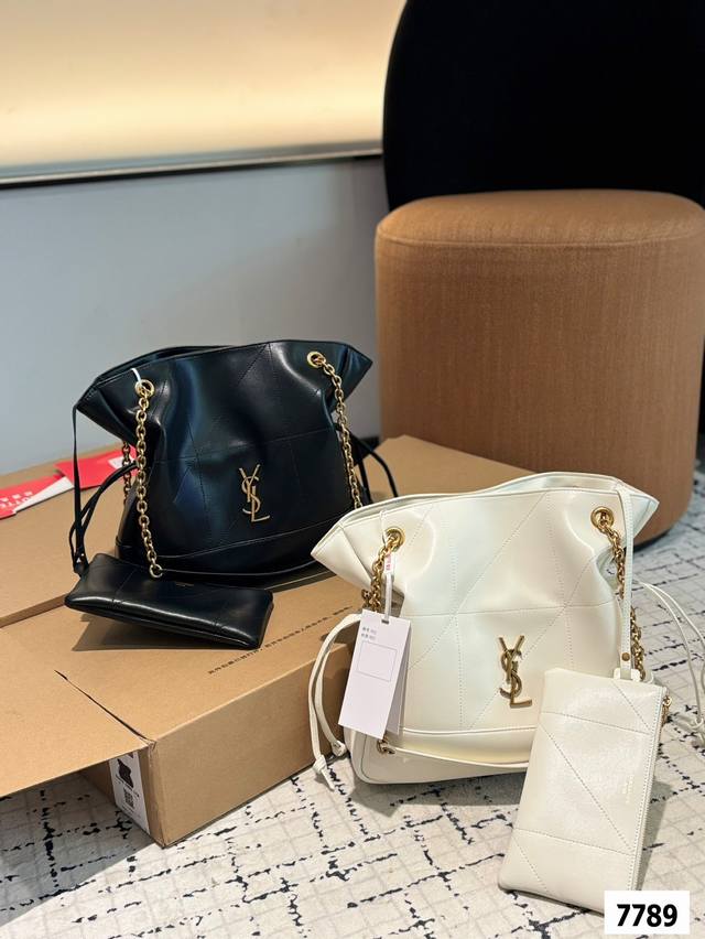 Ysl 25 新款Jamie 4.3 pochon 这个款式热度很高，黑金配色高级，包型时尚，容量足够，万物可装，坚版包型上身修长身形，自带慵懒感！ 包包采用柔