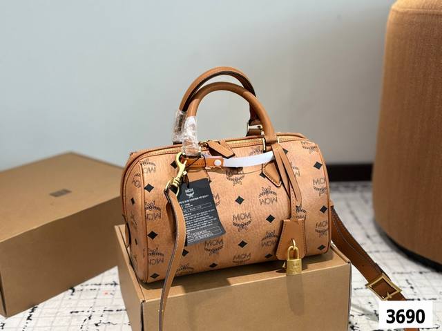 新升级的Mcm波士顿包包也太可了吧！ 相比于经典款，新包在细节上又做了改进包包在提手上 增加了皮革吊牌和雕花10G0 金属锁扣，整体看上去更加 具有复古质感，千