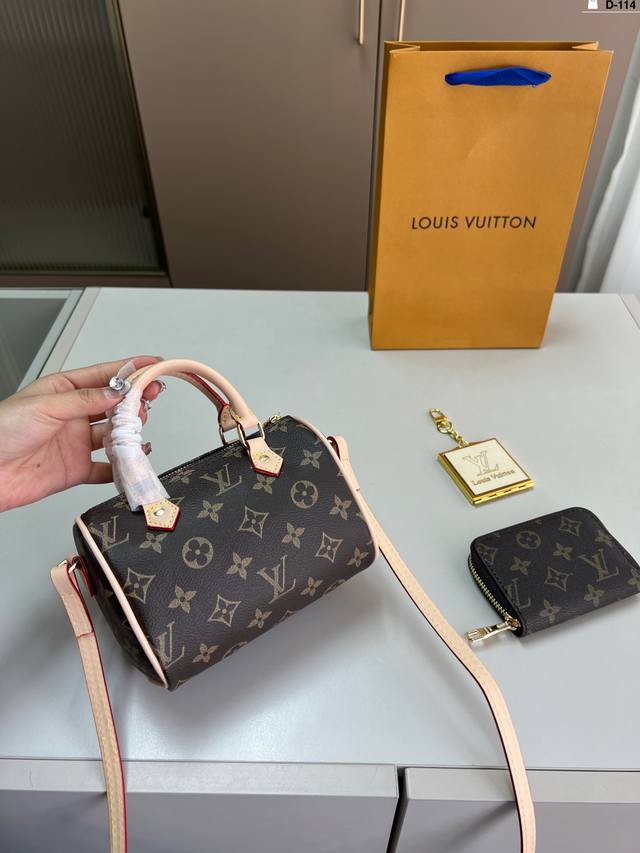 配卡包小镜子 Lv 路易斯威登枕头包 百搭时尚 颜值超高 是每个潮酷女孩必入单品 D-114尺寸16×10