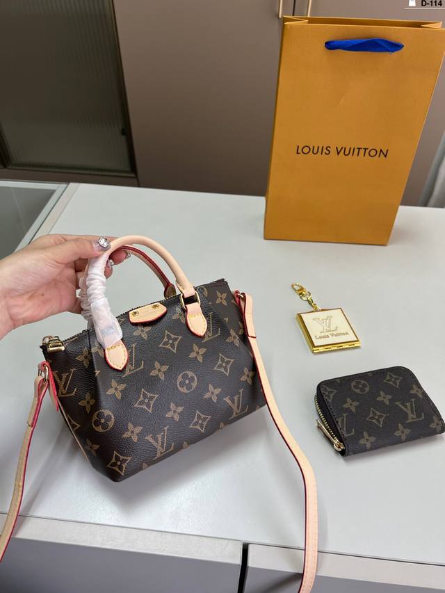 配卡包小镜子 Lv Turenne手袋～俗称Lv饺子包，比起Montaigne，这款的容量更大，而且袋口全封闭拉链，更能戳中很多姑娘的痛点 D-114尺寸17×