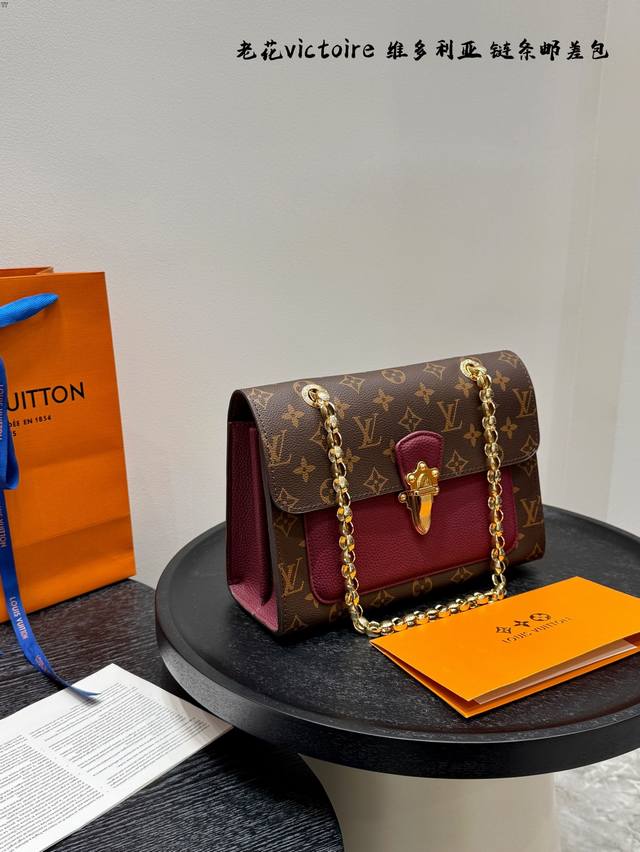带礼盒 尺寸：26*17Cm Lv 老花Victoire链条包 维多利亚风琴差包 老花拼色非常耐看有质感！且耐磨耐造，实用性很强，金珠链条上身超有气质，四季百搭