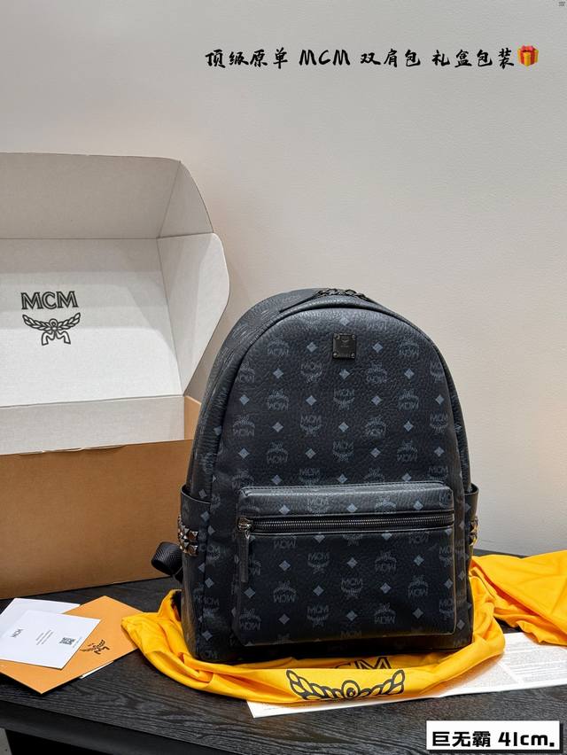 礼盒包装 顶级复刻版！ Mcm经典双肩包 原单！原单！原单！ 立体而自然，全新升级 以中轴为对称中心线的上线倒向对称， 十分完整完美， 尤其包型 超有弧度感的！