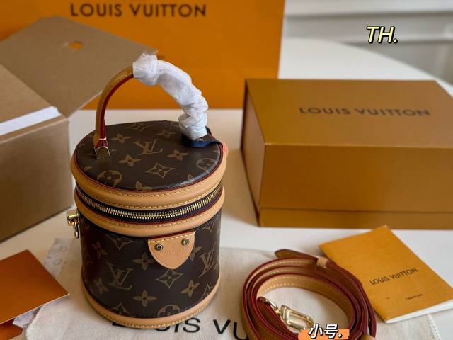 小号 折叠盒飞机盒 Size：13×15小号 Lv Cannes老花拼色圆桶发财桶 包身硬挺耐用，手拎斜挎～ 自重很轻，特别的拼色设计！ 百搭程度好到爆，任何风