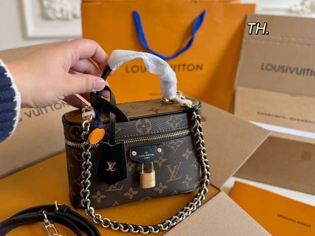 折叠盒飞机盒 Size：19×12 Lv路易威登Vantity老花化妆包 经典元素，搭配pick链条复古精致， 皮质超软，小巧爱却容量惊人！ 手提或斜跨，秒变精