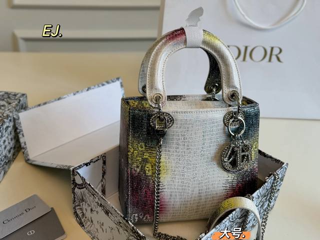 大号 折叠盒 Size:20×17大号 Lady Dior 迪奥戴妃新款水钻手提包 以藤格纹缉面线打造醒目的绗缝细节, 时髦典雅的设计经久不衰! 斜挎帅气大方, 大号 折叠盒 Size:20×17大号 Lady Dior 迪奥戴妃新款水钻手提包 以藤格纹缉面线打造醒目的绗缝细节, 时髦典雅的设计经久不衰! 斜挎帅气大方,