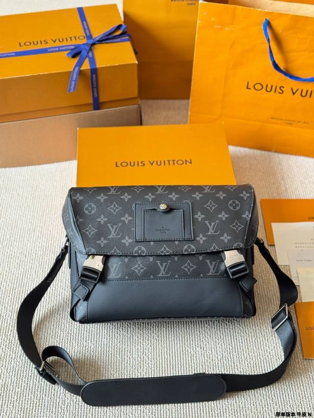 顶级原单 牛皮 男包里的断货王！Lvvoyager邮差包！！可谓颜值容 量兼备！作为邮差包的经典，可谓颜值容量兼备，全黑色老花，低调又好搭，不仅很耐造，还超级能