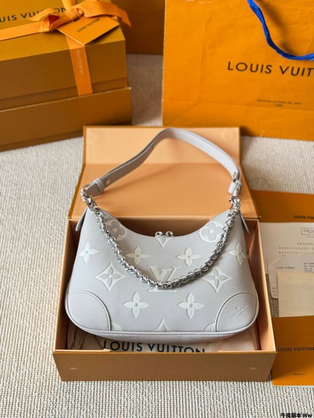 牛皮版本 Lv 中古款牛角包 Vintage 经典单肩包 配置肩带链条 单肩斜挎都无敌好看百搭! Size:29*16Cm 牛皮版本 Lv 中古款牛角包 Vintage 经典单肩包 配置肩带链条 单肩斜挎都无敌好看百搭! Size:29*16Cm