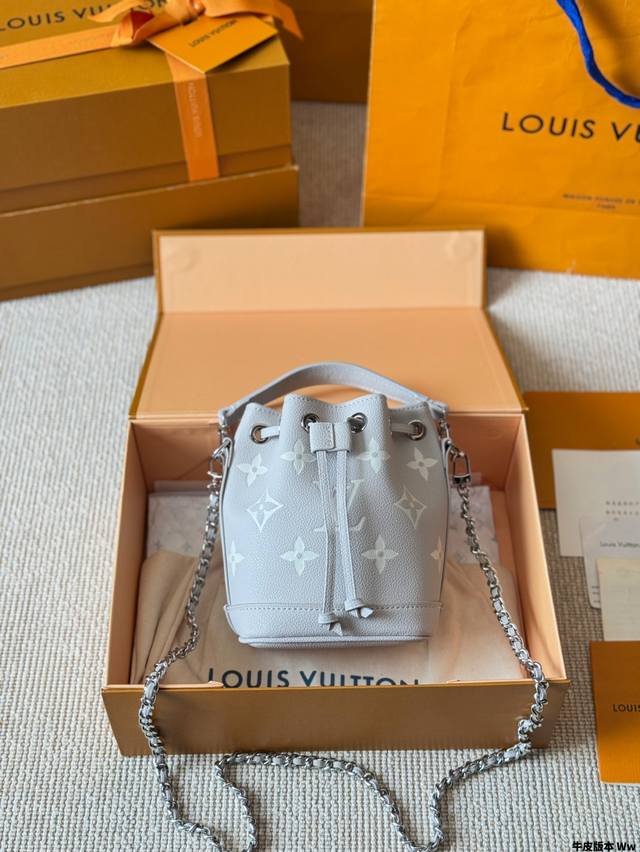 牛皮版本 Size：13*16Cm Lv 新款Nano 上身尺寸刚刚好哦！ 终于等到喜欢的颜色啦！ Size：13*16Cm