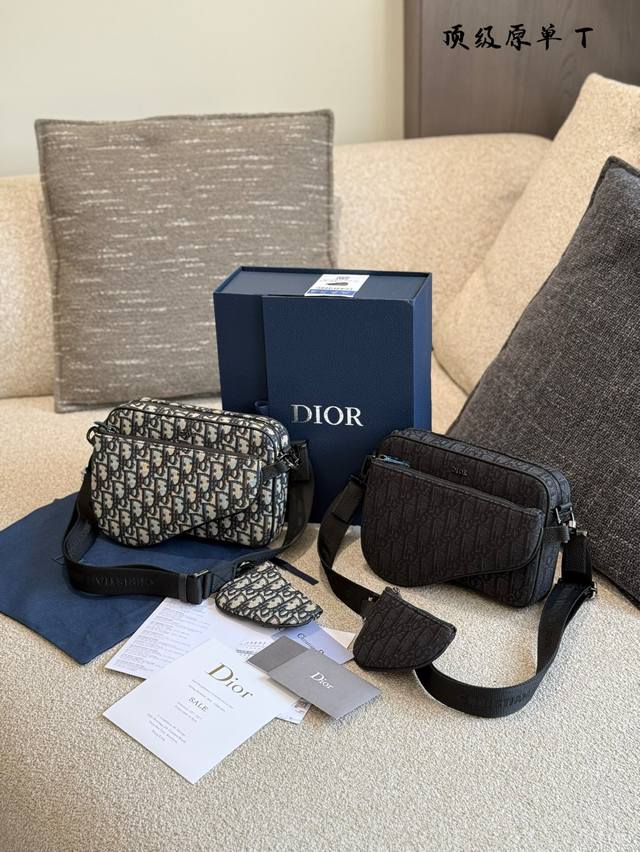 马鞍三件套手袋设计醒目百搭时尚帅气. Dior Gravity印花效果皮革采用压花工艺将经典图案精致呈现于黑色牛皮革之上，三合-款式，正面点缀以Dior标志，设