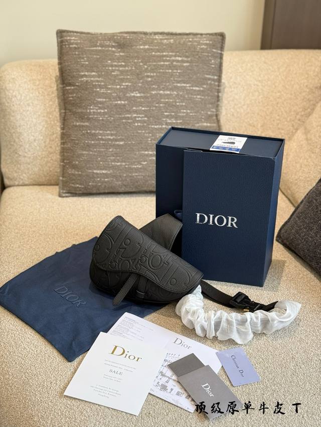 顶级原单 Dior男包推荐，彰显非凡品味 国Dior男包推荐，彰显非凡品味Dior男包，时尚舞台上的璀璨之星 对于追求品质与风格的男士来说，Dior 男包无疑是