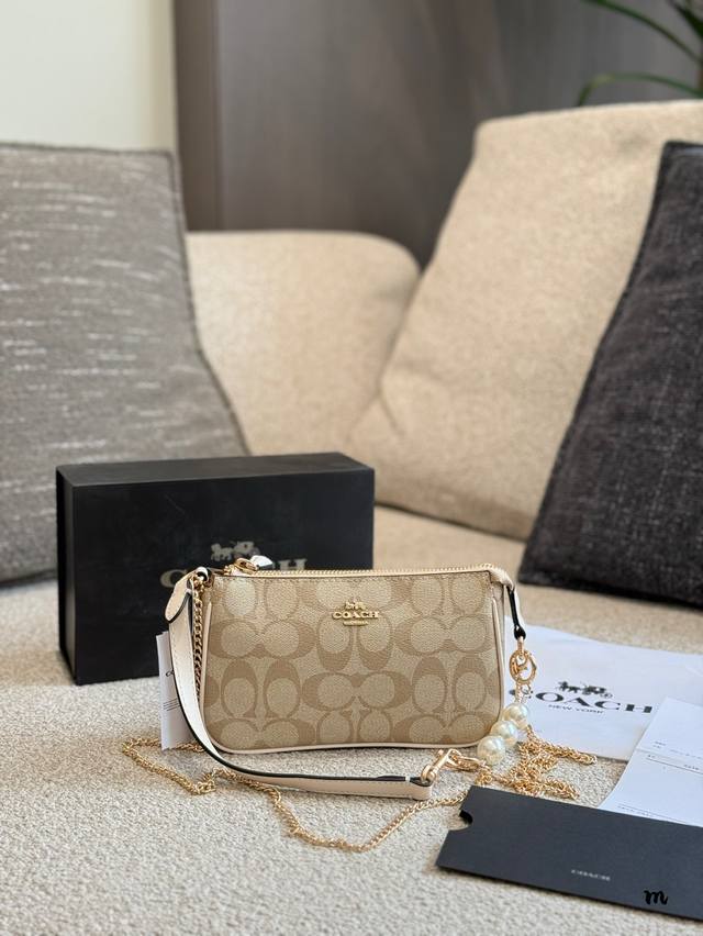 Coach 新款 Nolita麻将包19 温 柔奶油色系我知道大家都喜欢这个颜色也都很喜欢麻将包 麻将包就不用多做介绍了出门方便 小包也能装 重要的是太合适了⑤