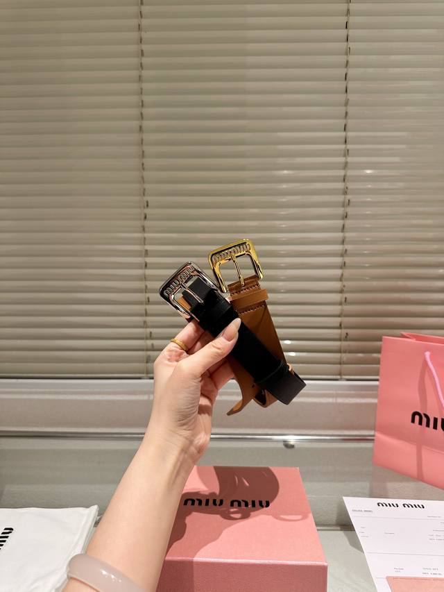 高版本！腰带Miumiu 牛皮皮带～热门款 男女通用皮带里面最火的版本啦～质量很好 全套包装！五金绝对不褪色 皮带头和专柜一样的哦～ 配礼盒手提袋发票