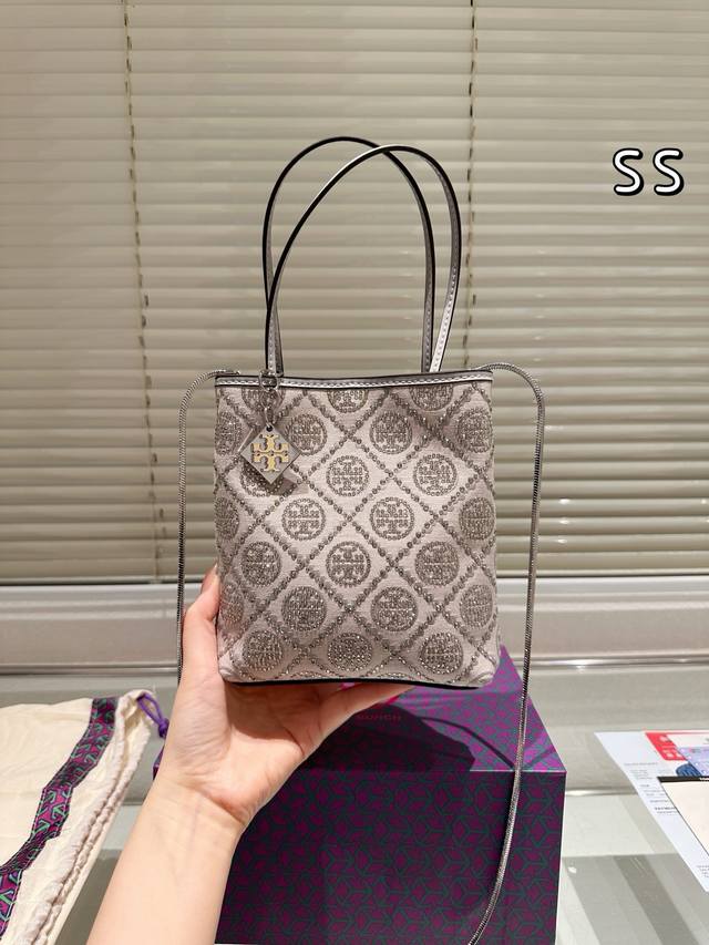 配礼盒 托里伯奇 Tb 水钻托特包 冬日限定款 采用印花纹与满钻面料拼接设计冬季氛围感十足 怎么搭都好看尺寸：15*3*18Cm