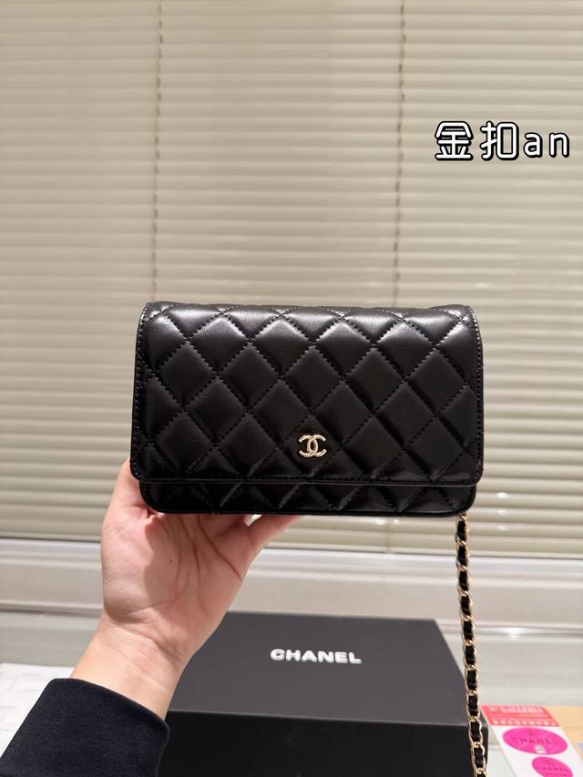 Chanel 香奈儿Woc发财 一款随身小 包推荐给大家！香奈儿Woc新款 可斜挎单肩 链条可收入包内作为手包使用 上身后超显大气， 别看小小的 这个很能装哦