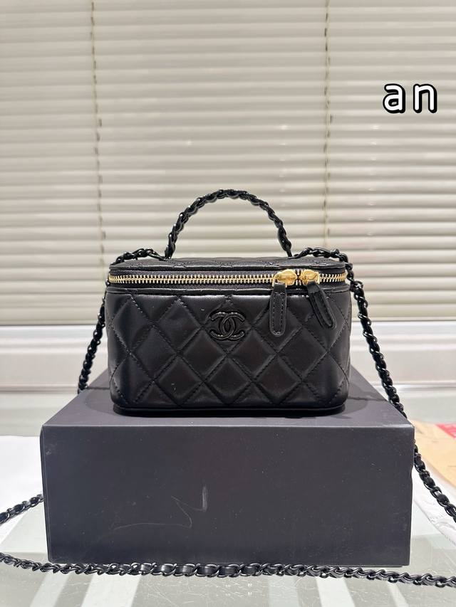 配包装 Size：20Cm 跑量品质 配包装 小香家 Chanel香奈儿新品口红包 手提化妆小盒子 出街打开能补妆 关上能拗造型