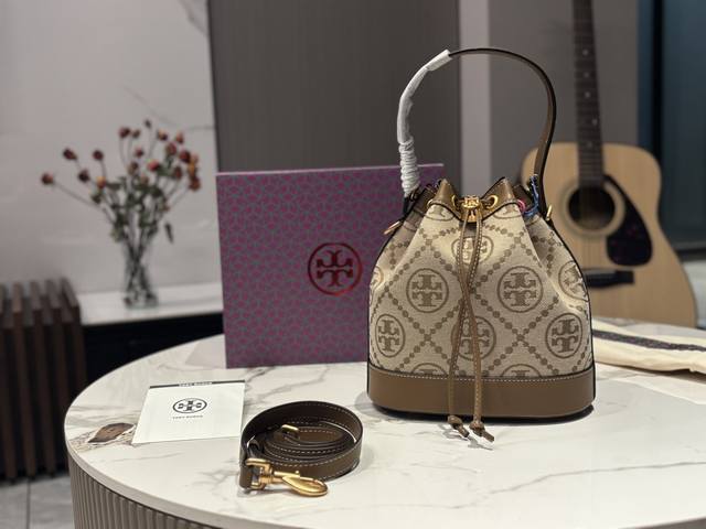 折叠盒 Size。大号20*18Cm 有卡包 Tb 新款水桶包 ！ 很特别的颜色 . 颜色高级，精致秀气！ 真的超舒服！ 气质满分！