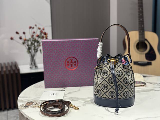 折叠盒 Size：小号17*15Cm 无卡包 Tb 新款水桶包 ！ 很特别的颜色 . 颜色高级，精致秀气！ 真的超舒服！ 气质满分！