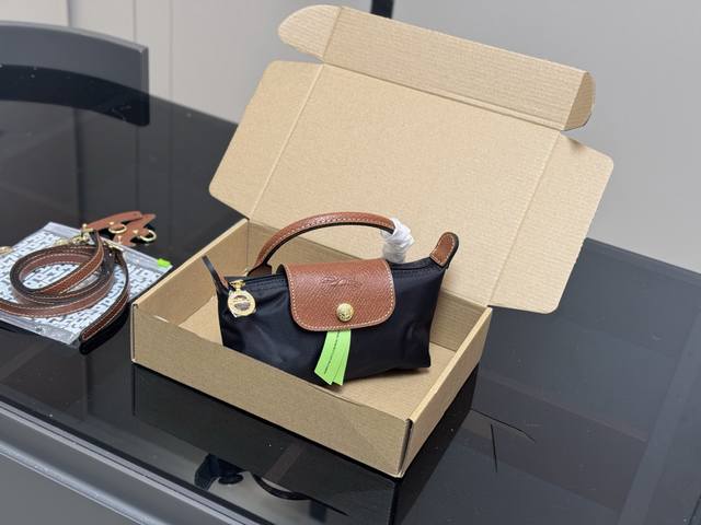 配盒 Size：18.10Cm 代购级别珑骧 Energy 非市场普通货 配皮是头层牛皮 连布料也是原厂出的 容量也不错哦