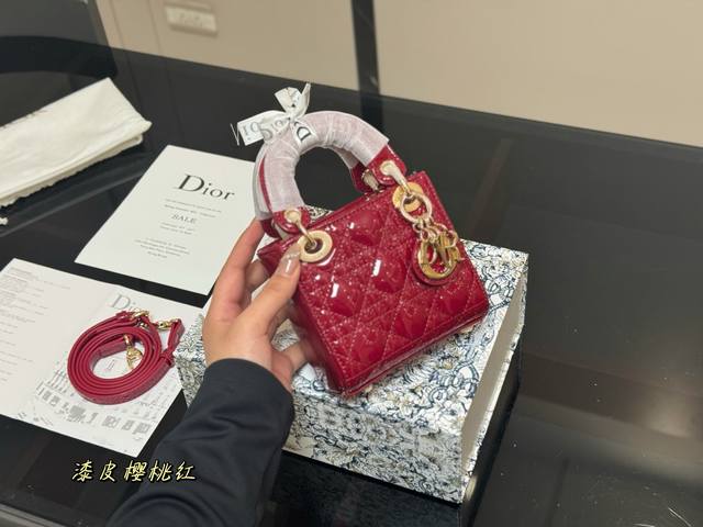 配盒 Size：13*11Cm 迪奥Mini 戴妃 实在是太太太可爱啦！ 手机装不下 只能装下可爱