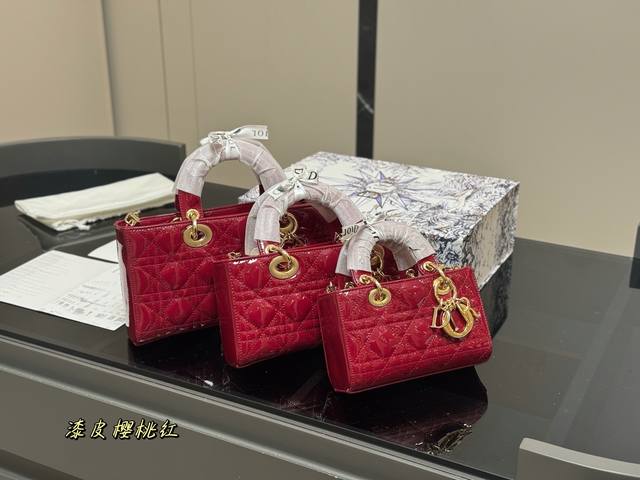 配盒 迪奥Lady漆皮 横版戴妃包 2025Dior款新包型 两根包带 我喜欢短的那根～ 一只很“我”的包爱了 尺寸:25Cm 22Cm 16Cm