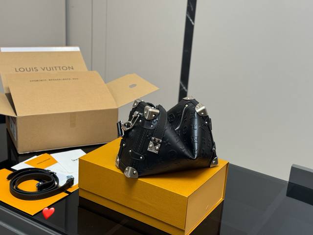 配盒 Size：23*16Cm 超时空爆款 Lv 王炸新款包 谷爱凌 走秀小软箱S来了终于 超级洋气 Upupup 搜索Lv 软箱子 盒子