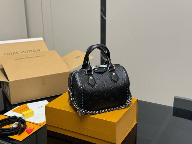 配折叠盒飞机盒 Lv铆钉枕头包 简单百搭 颜值高 日常出街首选 潮酷时尚女孩必入款 尺寸:20.14Cm