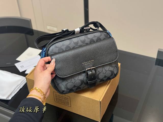 配飞机盒复刻版 Size：24.19Cm 蔻驰男士邮差包 台湾进口牛皮 超高清五金Logo标志、 专用里内里 直男必备款。 这个必须种草！！